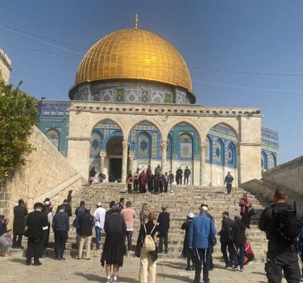 Jews ascend to the Temple Mount